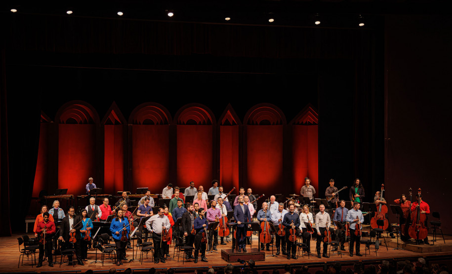 Orquestra Sinfônica encanta plateia lotada do Guaíra com repertório dos Beatles