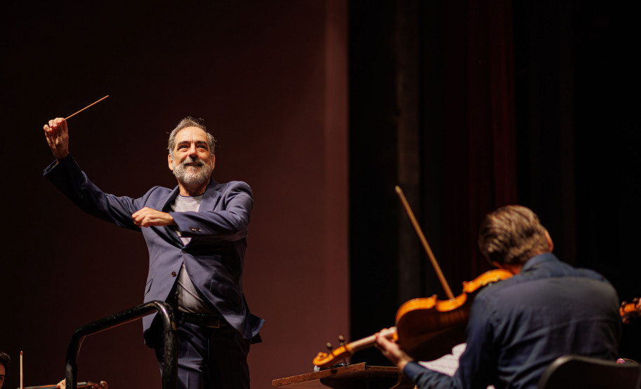 Orquestra Sinfônica encanta plateia lotada do Guaíra com repertório dos Beatles