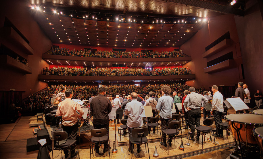 Orquestra Sinfônica encanta plateia lotada do Guaíra com repertório dos Beatles