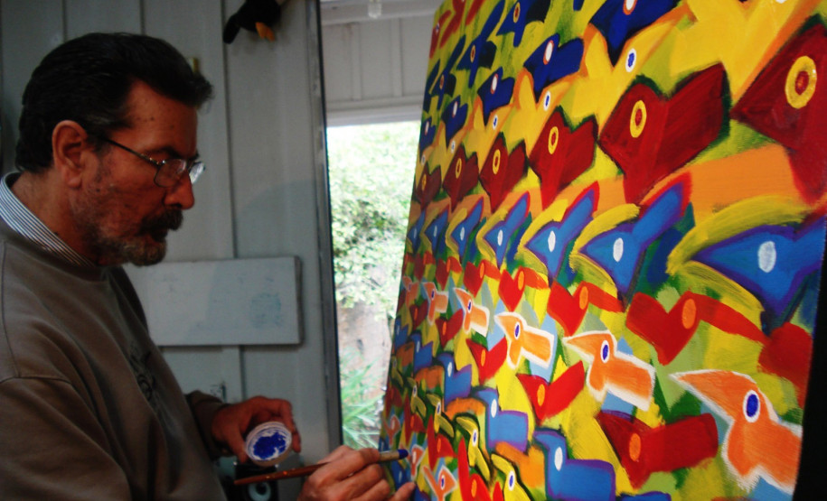 Nova exposição do MAC Paraná celebra os 80 anos do artista Rogério Dias