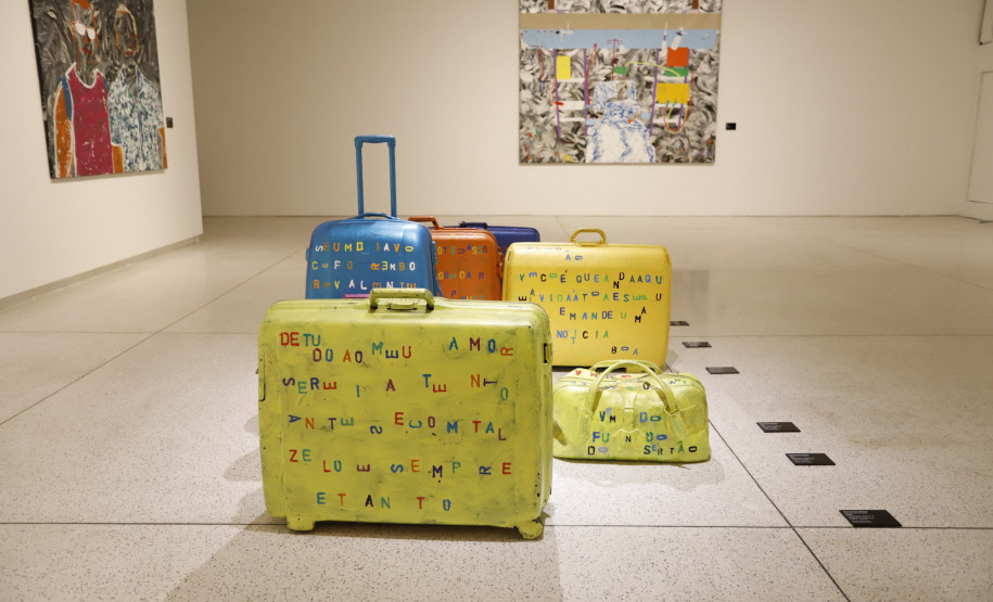 Exposição do artista Alex Flemming fica em cartaz até domingo no MON