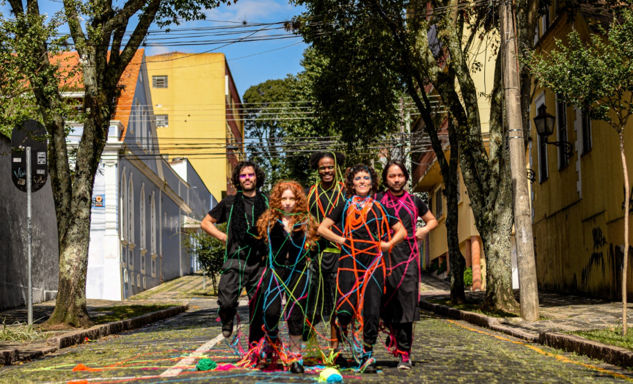 Trio Elétrico de Teatro estreia “Desfile de la Libertad” em maio  com apresentações gratuitas em praças do Paraná