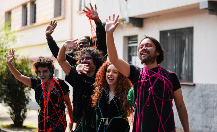 Trio Elétrico de Teatro estreia “Desfile de la Libertad” em maio  com apresentações gratuitas em praças do Paraná