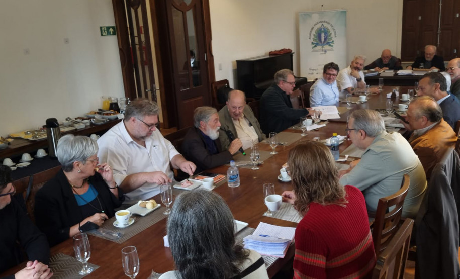 Academia Paranaense de Letras recebe diretores do Centro Cultural Teatro Guaira para apresentação do livro dos 140 anos