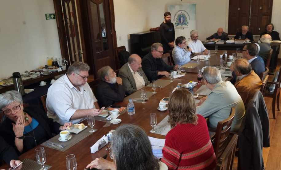 Academia Paranaense de Letras recebe diretores do Centro Cultural Teatro Guaira para apresentação do livro dos 140 anos