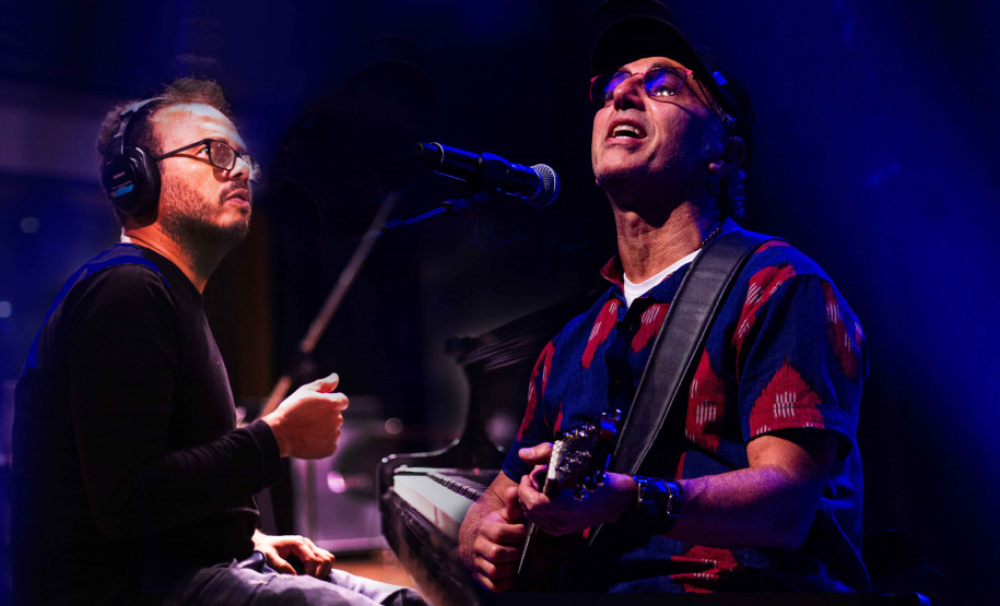 Zeca Baleiro apresenta show “Piano” no Guairão no dia 23 de maio