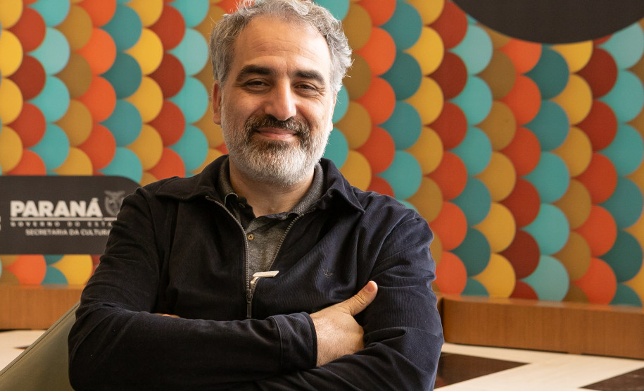 Escritor do Paraná apresenta Dalton Trevisan sem folclores e Curitiba imaginária em biografia