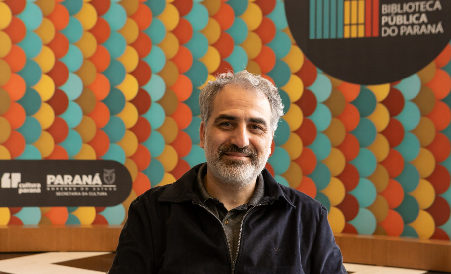 Escritor do Paraná apresenta Dalton Trevisan sem folclores e Curitiba imaginária em biografia