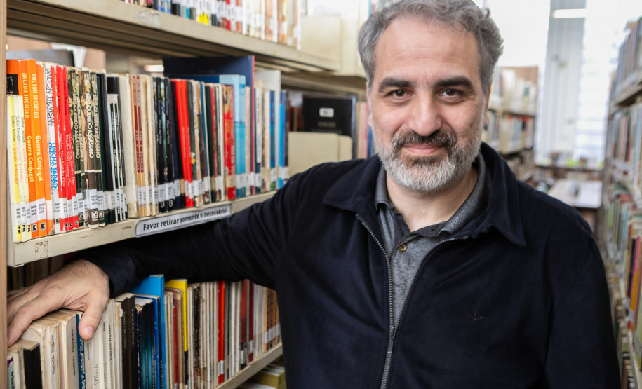 Escritor do Paraná apresenta Dalton Trevisan sem folclores e Curitiba imaginária em biografia