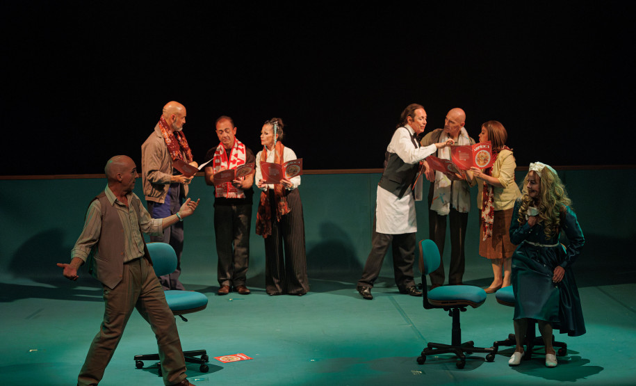 Estreia de espetáculo do G2 Cia. de Dança lota teatro e emociona o público