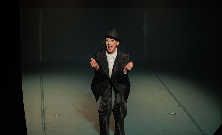 Estreia de espetáculo do G2 Cia. de Dança lota teatro e emociona o público