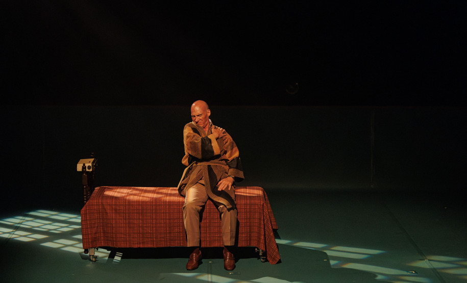 Estreia de espetáculo do G2 Cia. de Dança lota teatro e emociona o público