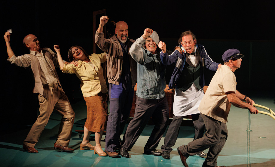 Estreia de espetáculo do G2 Cia. de Dança lota teatro e emociona o público