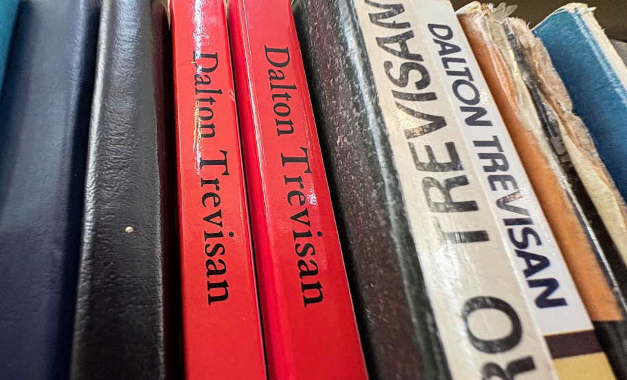 Escritor do Paraná apresenta Dalton Trevisan sem folclores e Curitiba imaginária em biografia