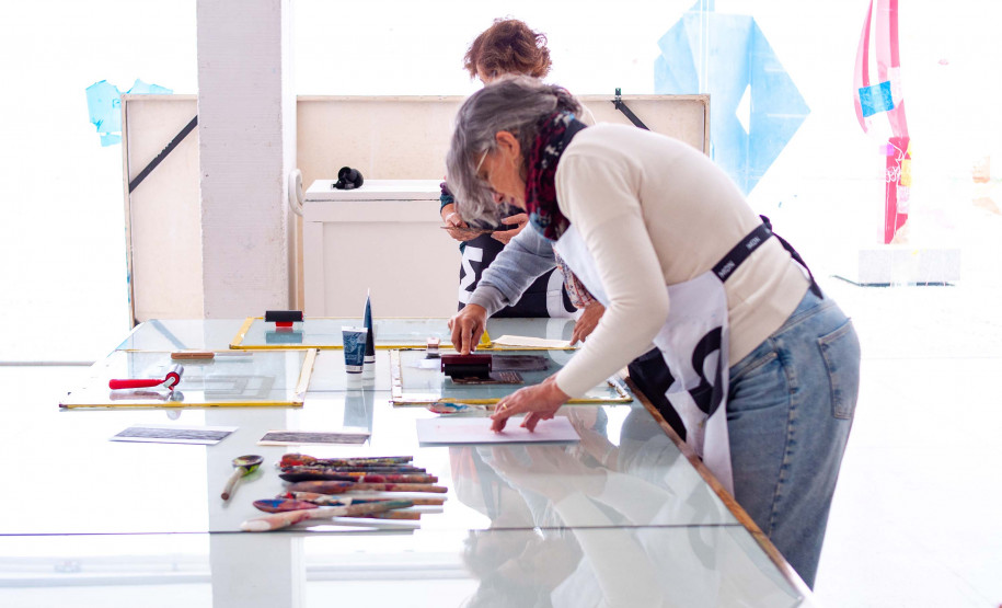 MON realiza oficina de gravura inspirada na coleção asiática