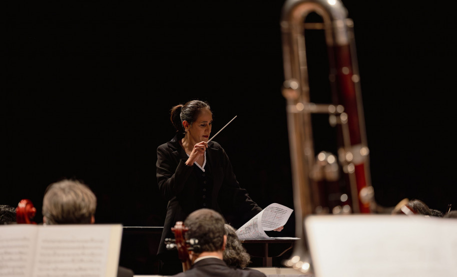 Com maestra e solista convidados, Orquestra Sinfônica lota o Guairão