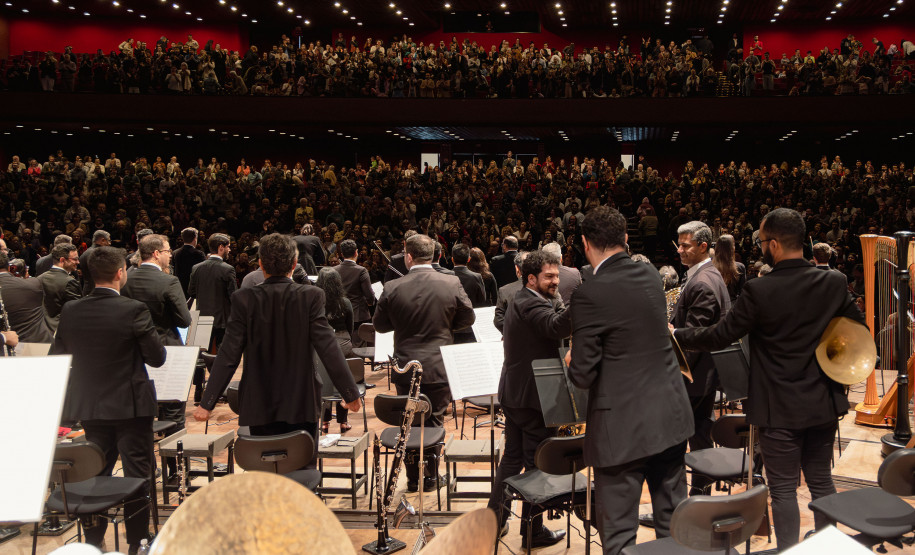 Com maestra e solista convidados, Orquestra Sinfônica lota o Guairão