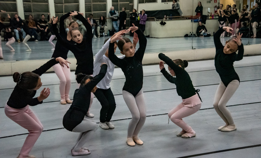 "ALGO/RITMO": novo espetáculo da Escola de Dança Teatro Guaíra estreia em julho