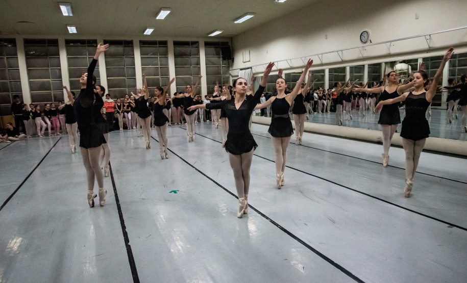 "ALGO/RITMO": novo espetáculo da Escola de Dança Teatro Guaíra estreia em julho