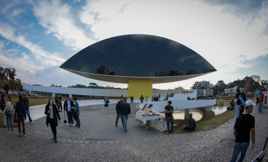 Visitação no Museu Oscar Niemeyer | MON nesta quarta-feira (23), em Curitiba