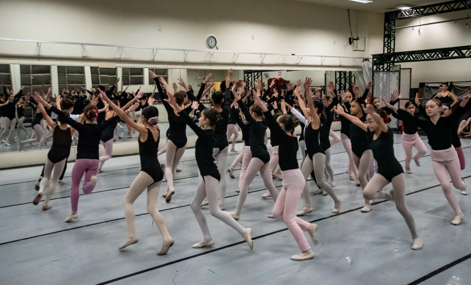 ALGO/RITMO: estreia no fim de semana o novo espetáculo da Escola de Dança Teatro Guaíra