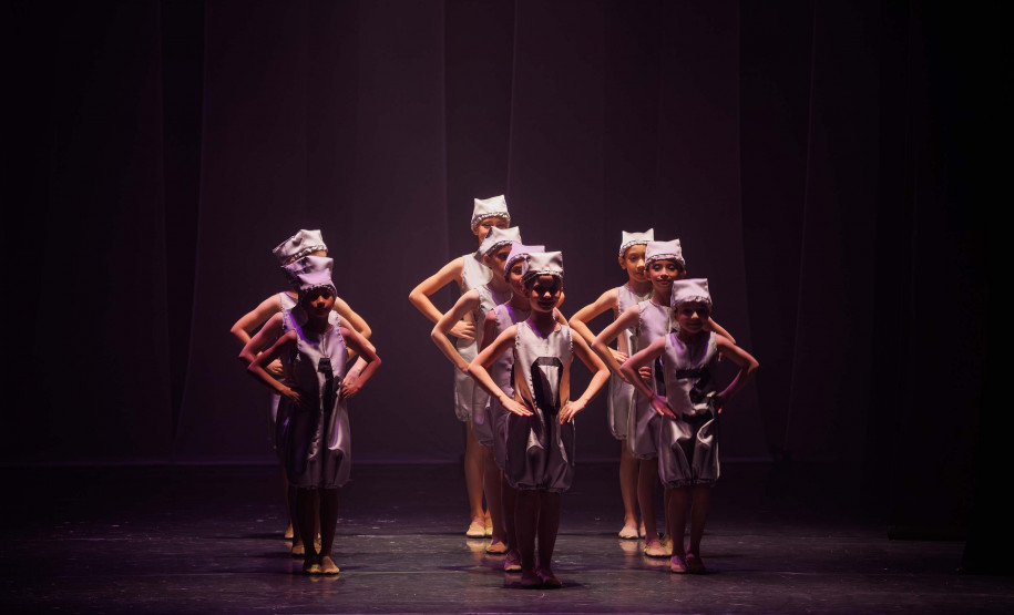 Espetáculo ALGO/RITMO lota o Guairinha e emociona o público com proposta potente e atual