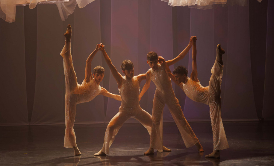 Espetáculo ALGO/RITMO lota o Guairinha e emociona o público com proposta potente e atual