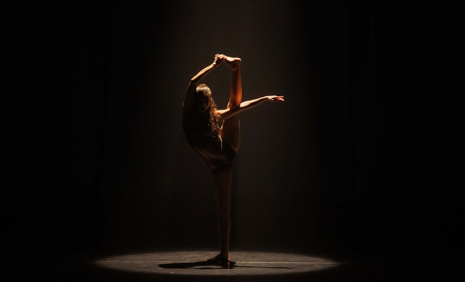 Espetáculo ALGO/RITMO lota o Guairinha e emociona o público com proposta potente e atual