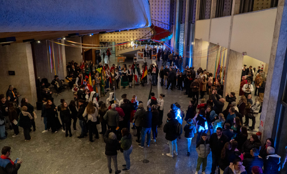 Piana participa da abertura do 63º Festival Folclórico de Etnias, que reúne 2 mil artistas