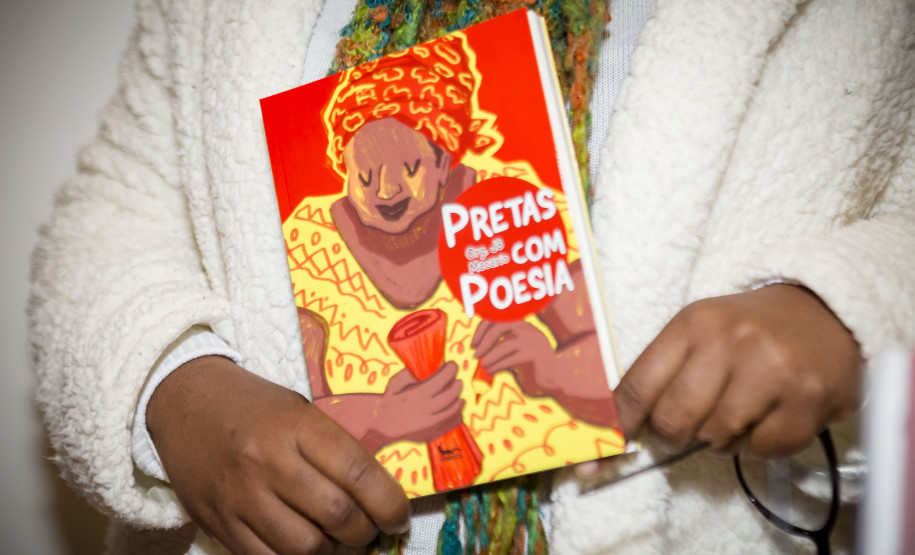 Biblioteca Pública recebe lançamento de coletânea de literatura negra nesta quinta