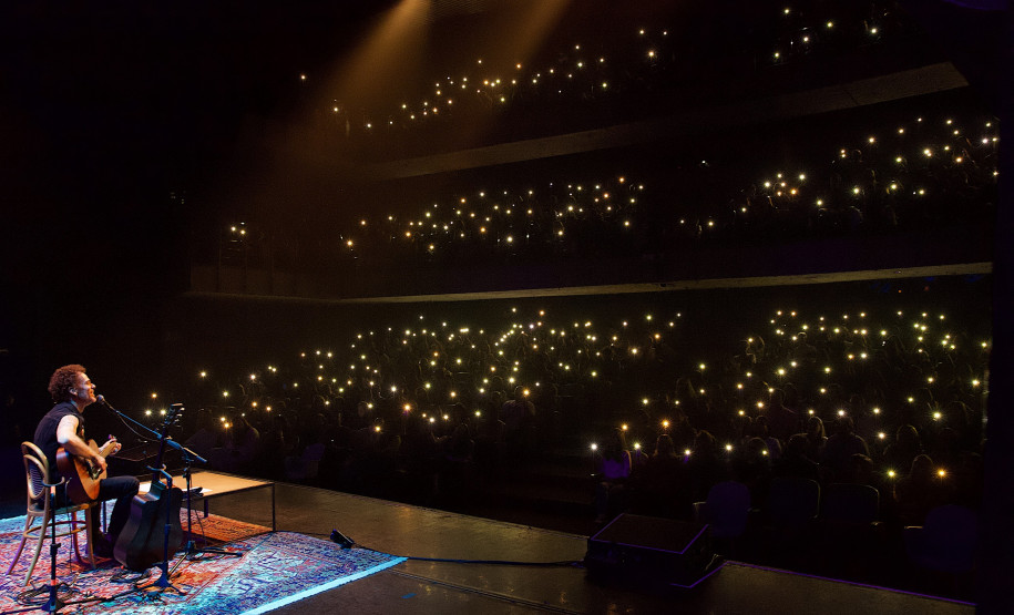 Teatro Guaíra recebe "Voz e Violão" do Nando Reis em apresentação acústica