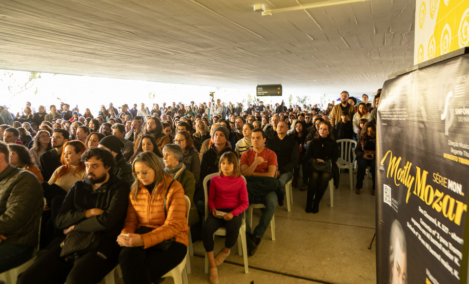 Orquestra Sinfônica leva 1.800 pessoas ao vão-livre do MON para celebrar a obra de Mozart