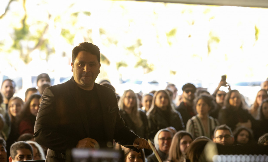 Orquestra Sinfônica leva 1.800 pessoas ao vão-livre do MON para celebrar a obra de Mozart