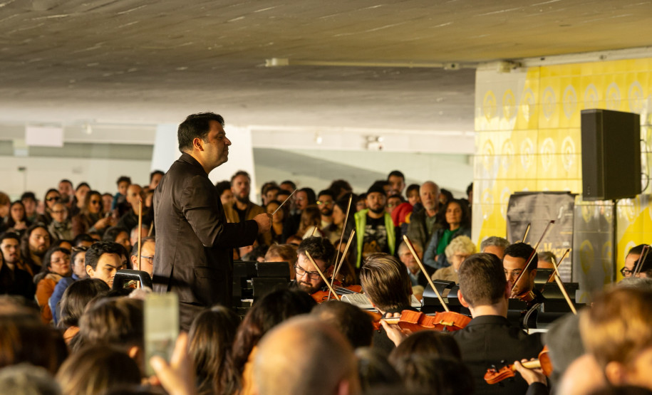 Orquestra Sinfônica leva 1.800 pessoas ao vão-livre do MON para celebrar a obra de Mozart