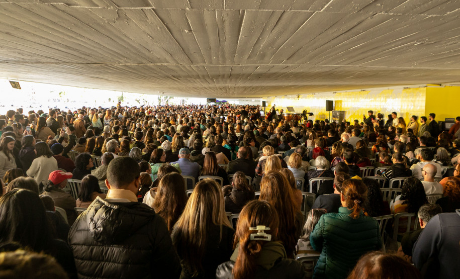 Orquestra Sinfônica leva 1.800 pessoas ao vão-livre do MON para celebrar a obra de Mozart