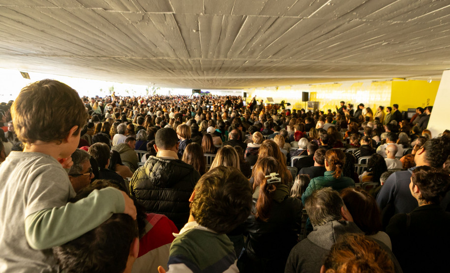 Orquestra Sinfônica leva 1.800 pessoas ao vão-livre do MON para celebrar a obra de Mozart