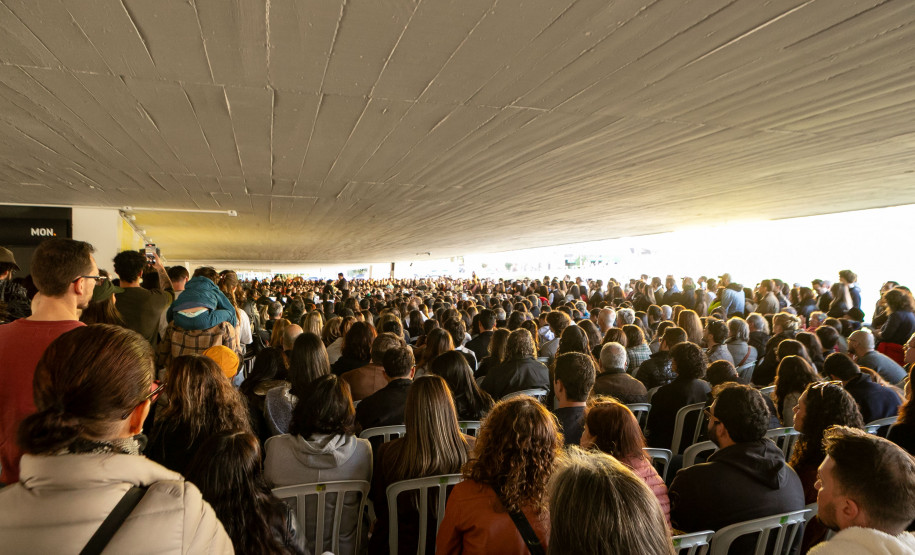 Orquestra Sinfônica leva 1.800 pessoas ao vão-livre do MON para celebrar a obra de Mozart