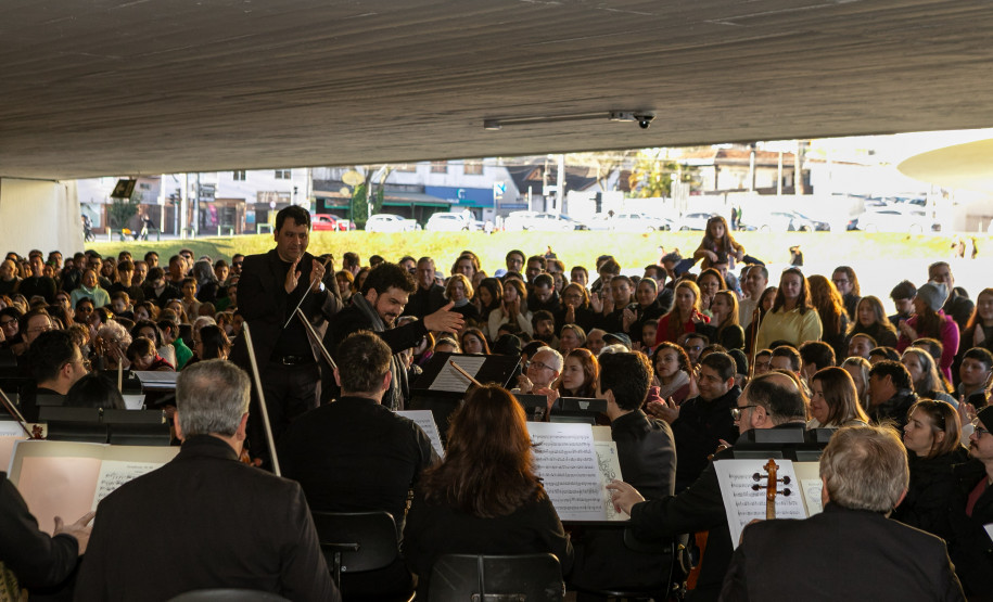 Orquestra Sinfônica leva 1.800 pessoas ao vão-livre do MON para celebrar a obra de Mozart