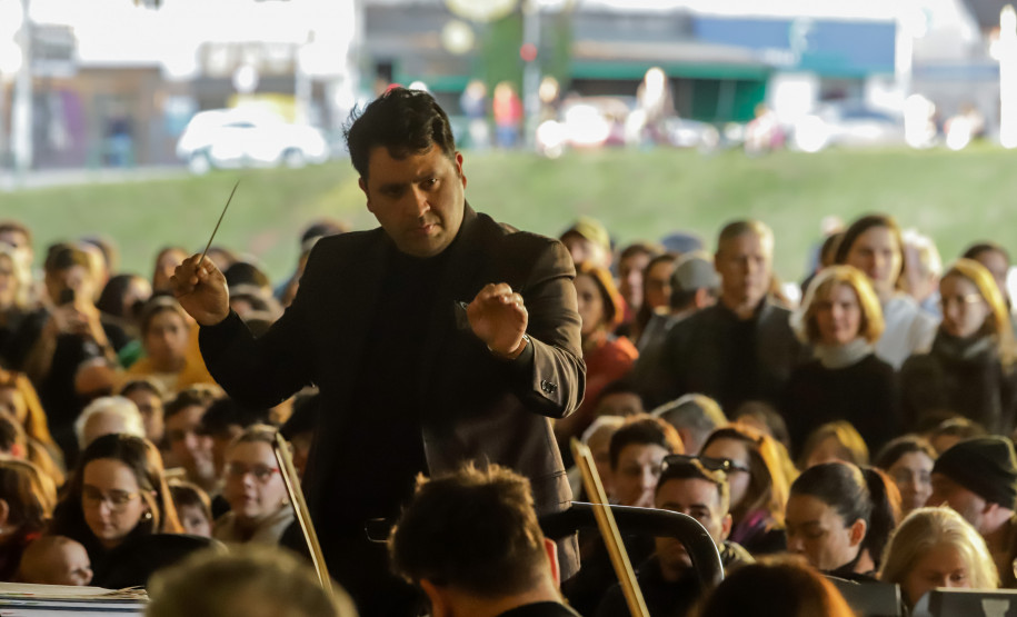 Orquestra Sinfônica leva 1.800 pessoas ao vão-livre do MON para celebrar a obra de Mozart