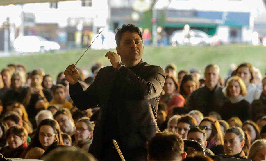 Orquestra Sinfônica leva 1.800 pessoas ao vão-livre do MON para celebrar a obra de Mozart