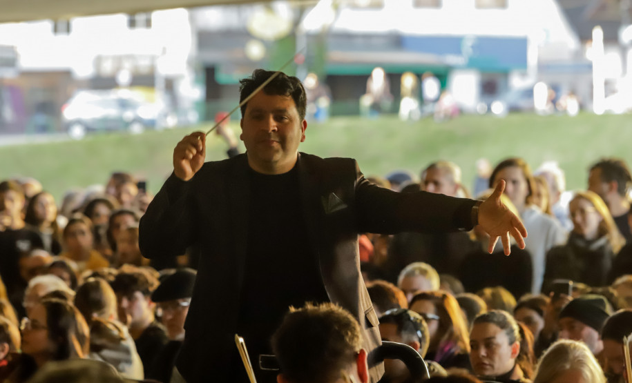 Orquestra Sinfônica leva 1.800 pessoas ao vão-livre do MON para celebrar a obra de Mozart