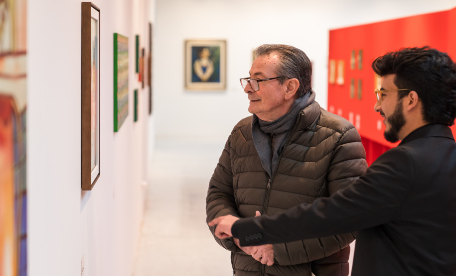 Bate-papo e visita guiada gratuita aprofundam universo de Rogério Dias no MAC-PR