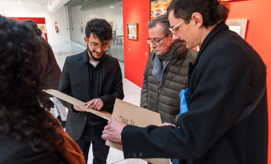 Bate-papo e visita guiada gratuita aprofundam universo de Rogério Dias no MAC-PR
