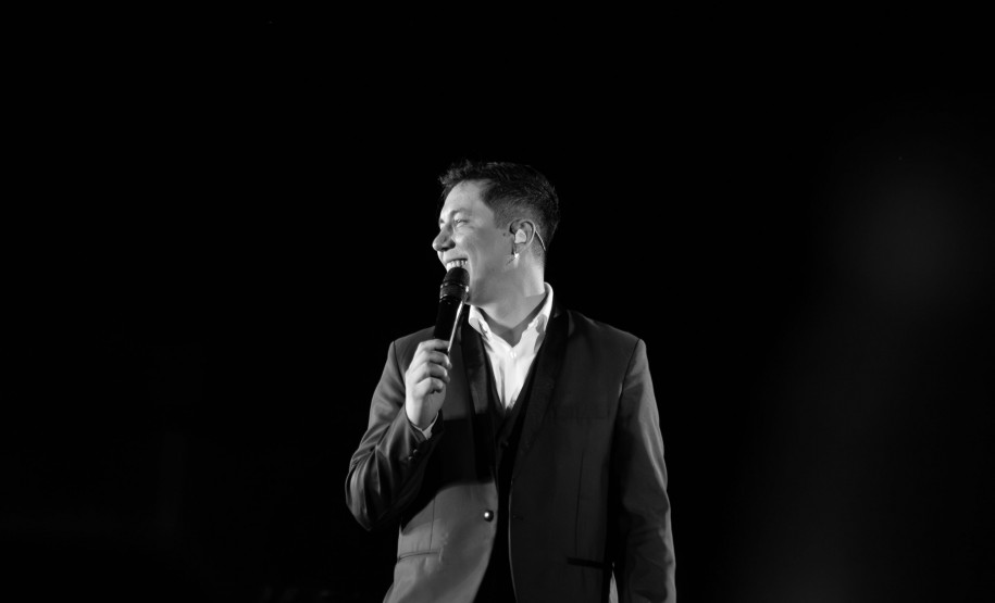 Jhean Marcell, do grupo pop BROZ, apresenta o espetáculo "Décadas" no Guairinha