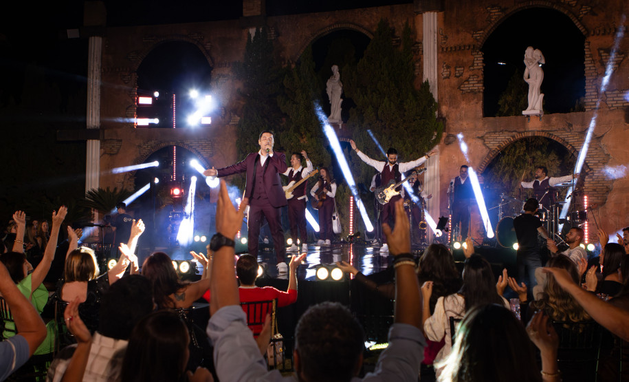 Jhean Marcell, do grupo pop BROZ, apresenta o espetáculo "Décadas" no Guairinha