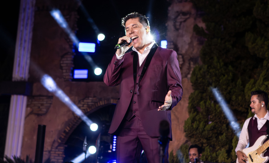 Jhean Marcell, do grupo pop BROZ, apresenta o espetáculo "Décadas" no Guairinha