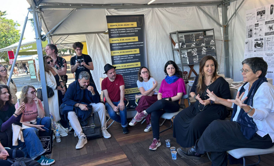 Com estande lotado, Biblioteca Pública do Paraná leva a cena literária paranaense à Flip