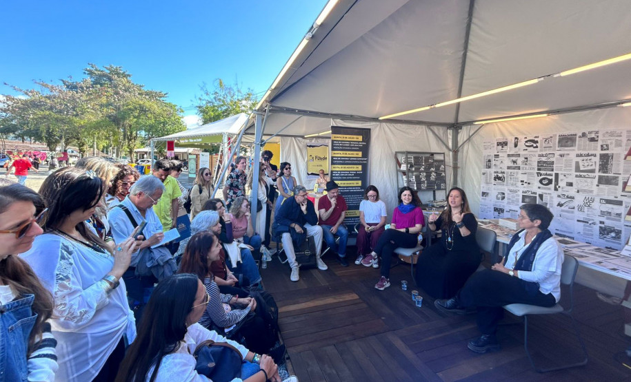 Com estande lotado, Biblioteca Pública do Paraná leva a cena literária paranaense à Flip
