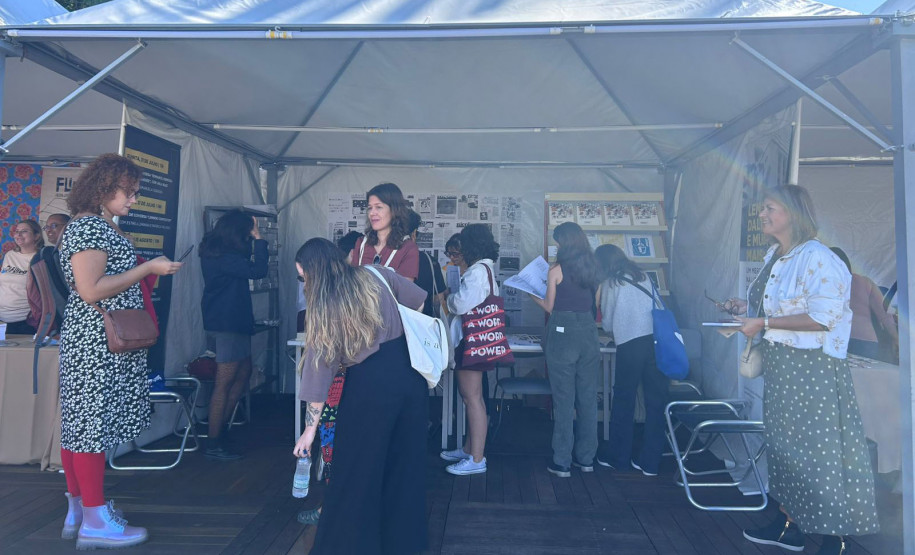 Com estande lotado, Biblioteca Pública do Paraná leva a cena literária paranaense à Flip