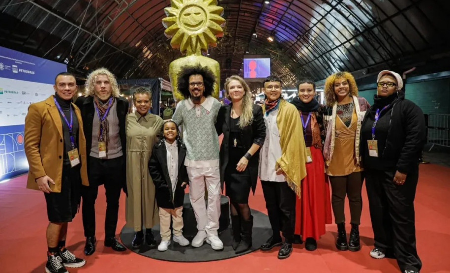 Prêmios são Melhor Direção, para Laís Melo; Melhor Fotografia, para Renata Corrêa; e Prêmio de Júri da Crítica. O longa também foi indicado na categoria Melhor Longa-Metragem Brasileiro. Outra produção paranaense também se destacou no festival foi o curta-metragem “Quando eu for grande”.